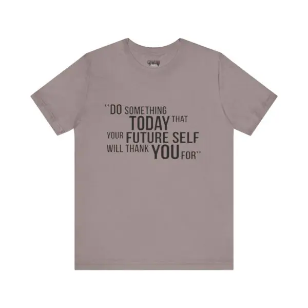 T-shirt with motivational quote in English.